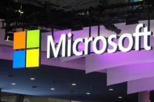 Microsoft przebadał 20 000 pracowników. Wynik – ludzie są gotowi na AI. Systemy, w których pracują, nie są.